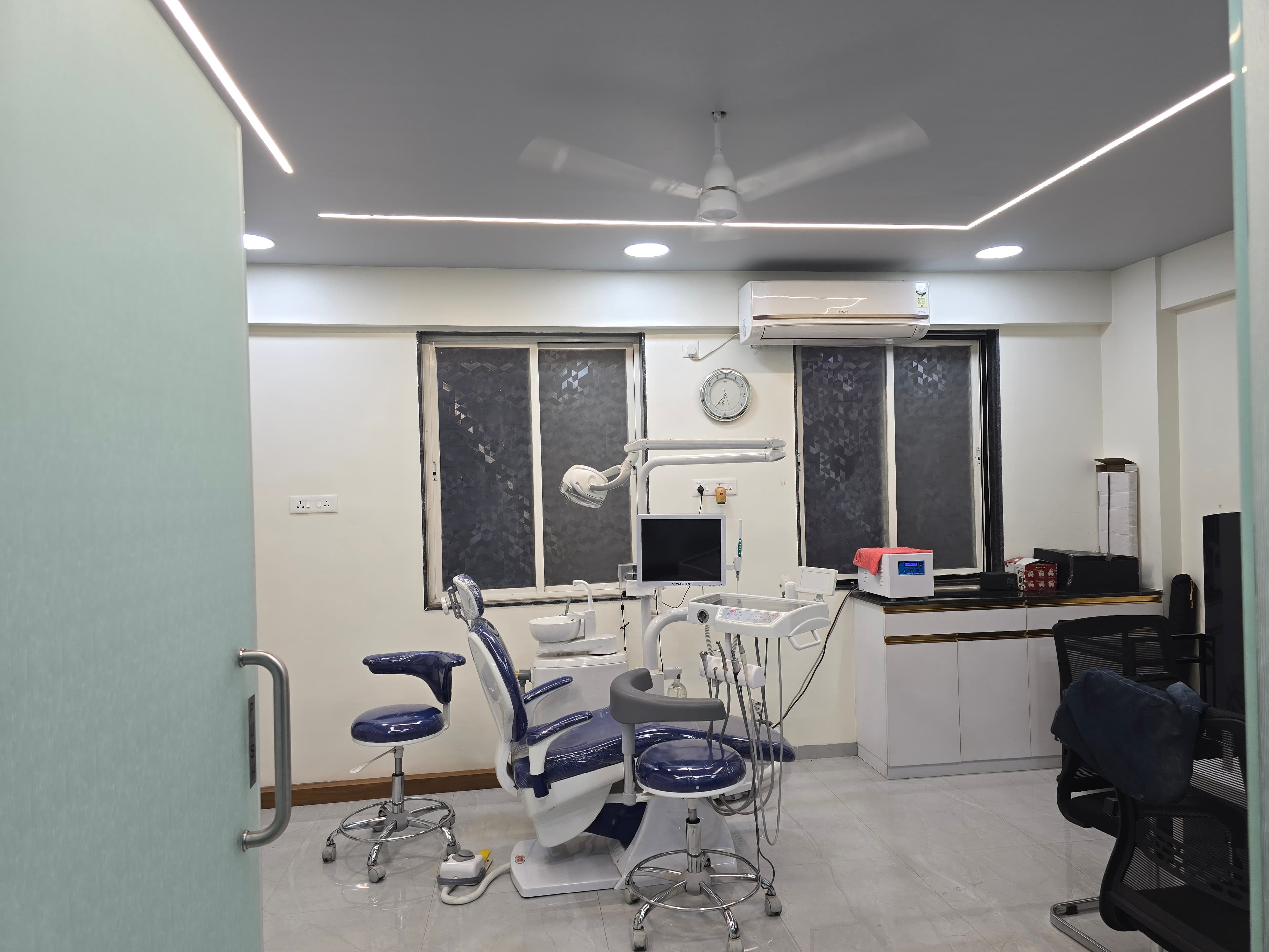 Dental treatment room with modern equipment